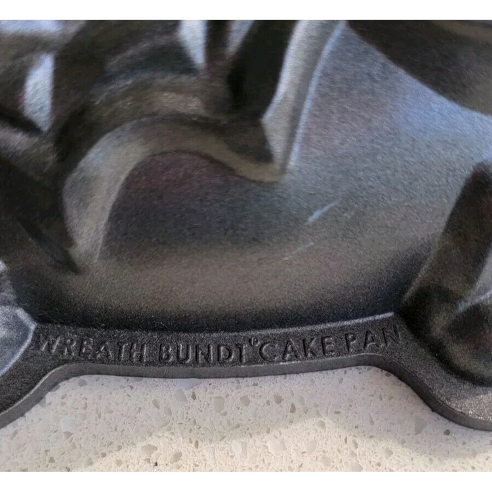 Nordic Ware Bundt Cake Pan Holiday Wreath 12” Non Stick Made In USA